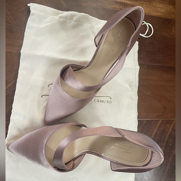 New in Box Vince Camuto Taupe Heel - Picture 3 of 7